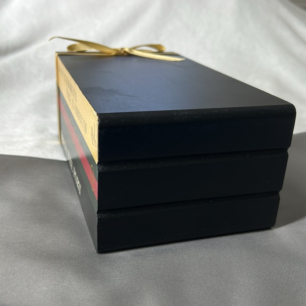 🖤Vintage “Gucci Dress The Part” book stack designed wooden decoration - Picture 3 of 13
